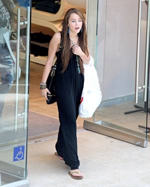 miley-cyrus-black-dress-shopping-nc[1]
