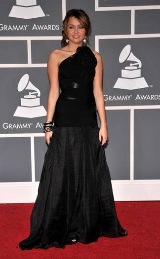 0000527662-39724L - Miley Cyrus in rochie neagra