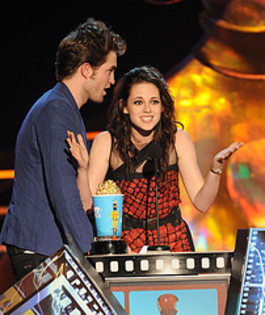 Robert and Kristen at Mtv Awards 2009 - Kristen Stewart and Robert Pattinson