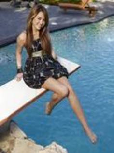 RPTSCJOORWJZCKGRSFL - miley la piscina