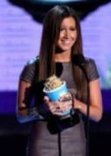 IRGIZRMDLZVSXLYHKOM - Ashley accepting her award on-stage at the 2009 MTV Movie Awards