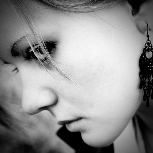 face,b,w,girl,sad,female,portrait-a564348f6c82507aa544368633d06613_h