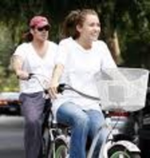 imagesCA6VIOUU - miley pe bicicleta