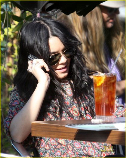 vanessa-hudgens-breakfast-beauty-08 - Vanessa Hudgens is Breakfast Beautiful