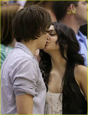 d87at_zac-vanessa-kissing-court-02 - Zanessa4ever