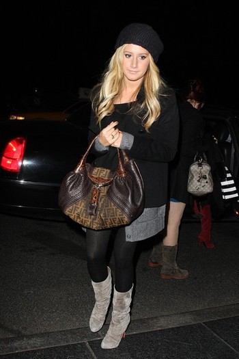 Ashley+Tisdale+speaks+during+event+Glamour+NMcKJV4SuIdl