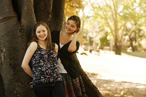 Phoebe-cariba-heine-and-phoebe-tonkin-8163854-470-312