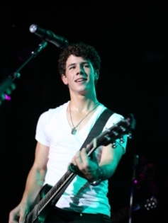 95430_nick-jonas-rocks-during-a-surprise-free-concert-at-irving-plaza-on-june-11-2009-in-new-york-ci - Nick Jonas-Poze 2009