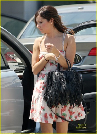 MDJKFXDOLOMTRZBASQV - Ashley Tisdale