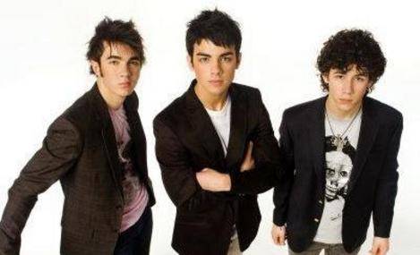 624378-jonas-brothers[1]