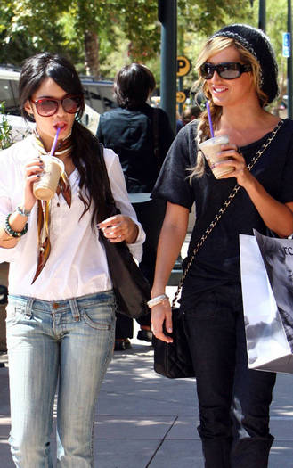 vanessa-hudgens-tisdale-shop-924-15[1] - ashley si vanessa