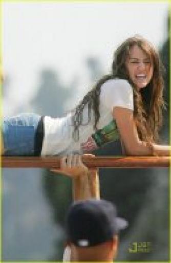 miley-cyrus-surfboard-hannah-montana-05 - Hannah Montana