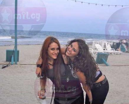 Miley-miley-cyrus-7511560-437-353