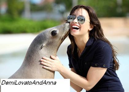 1 - Demi Lovato - Cu o foca