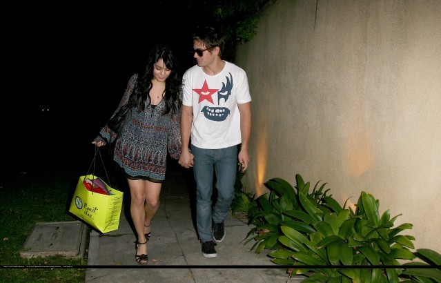 2eas39u - Zac Efron Vanessa Hudgens Its Ammore