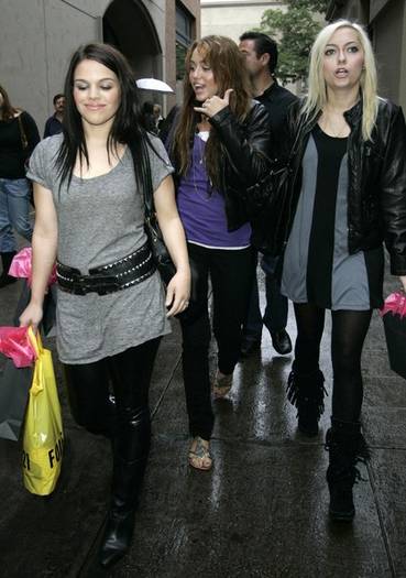 Miley+Cyrus+Friends+Out+Shopping+Rainy+Day+t-lpFSzzhTql - miley cyrus