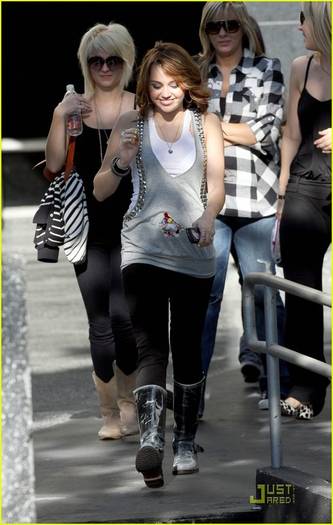mileycyruschristmasdayplc0 - miley Cyrus