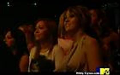 miley-cyrus_com-2009mtvmovieawards-31may09-audience-cap0056