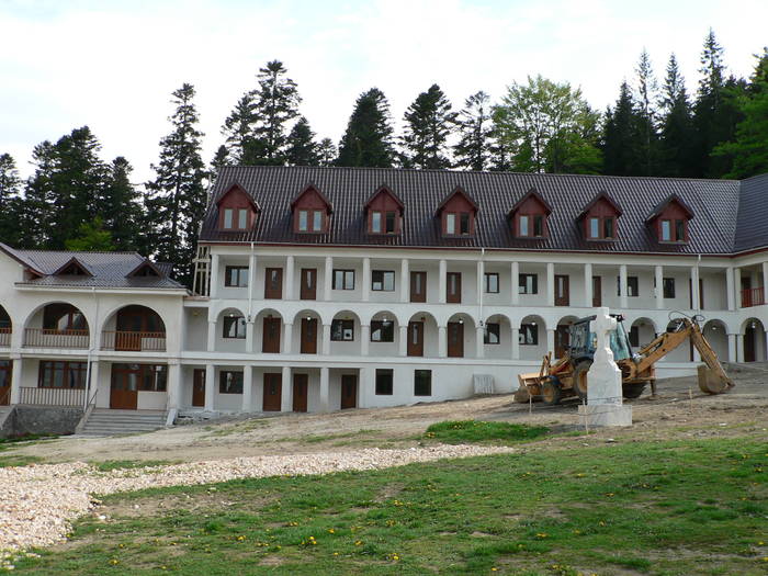 P1050192 - 2009 mai-manastirea caraiman -castel bran