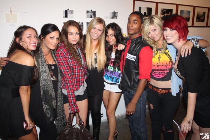 25458352-4c7cf61cfdedf717c2ca7b8be7e20cde_4a93b269-full - MIley cele mia rare poze care exista