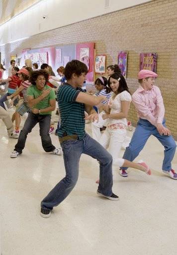 HIGHSCHOOLMUSICAL2_141