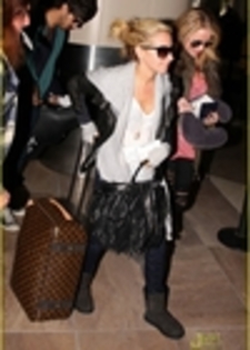 thumb_003 - ASHLEY TISDALE IN AEROPORT 30 OCTOMBRIE 2009