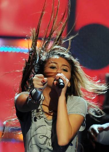 miley-cyrus_COM-kidsinagural-wearetbefutureconcert-2009jan19-002