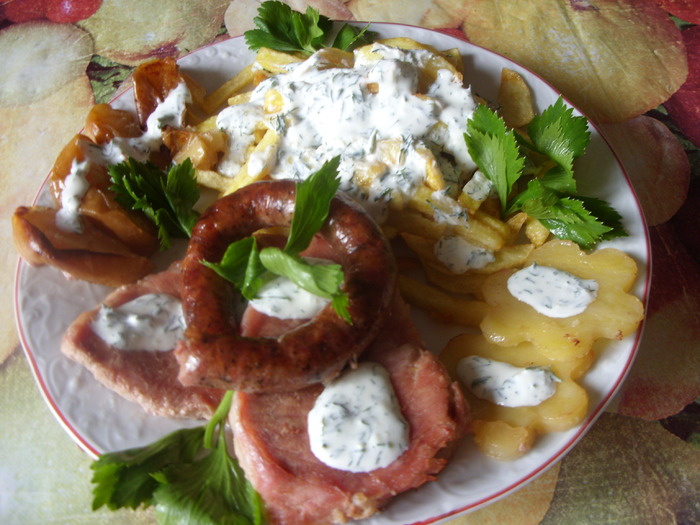 carnati,cotlete si cartofi prajiti cu sos de usturoi