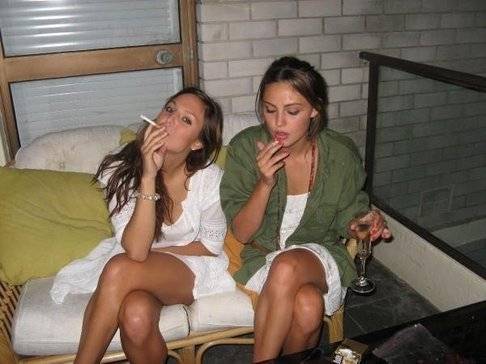 phoebe-cariba-heine-and-phoebe-tonkin-5103842-486-364