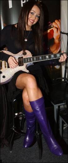 miley-cyrus_COM-boots-grammysgift2008