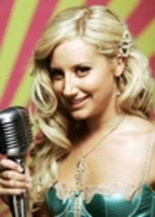 thumb_087 - ASHLEY TISDALE IN SPATELE CAMERELOR DE FILMAT