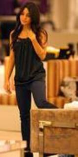 ONMJEFECFXZLSOEGYET - Vanessa Hudgens