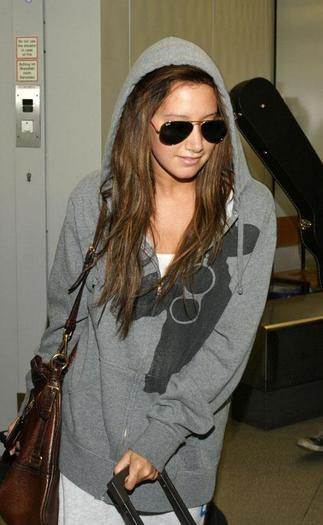 ashley-tisdale-arriva-in-germania_08 - ASHLEY TISDALE