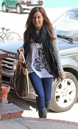 Ashley Tisdale Arriving Dance Studio GxGEQah8p4Fl - album ptr TotalFanMileyCyrus a