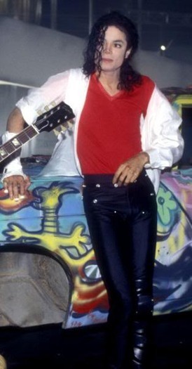 YOBIVWZBUHLYCXATZTX - Poze Michael Jackson imbracat altfel decat in uniforme