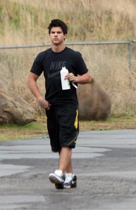 Taylor Lautner la jogging