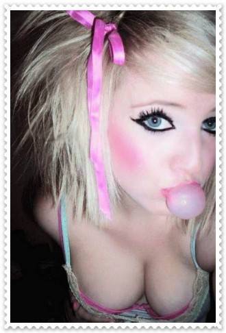 emo-hairstyle-2-330x486 - emo girl