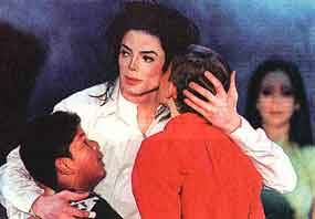 Michael-Jackson-With-Kids - Poze Michael Jackson