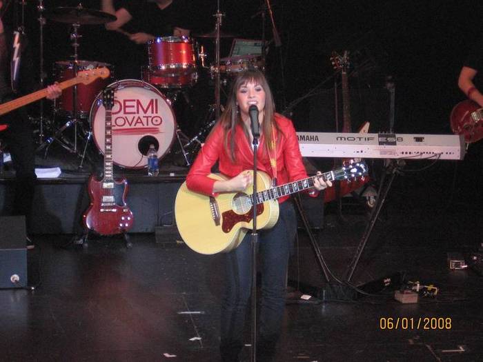 demilovato_net-hersheyparkconcert-0012 - demi lovato