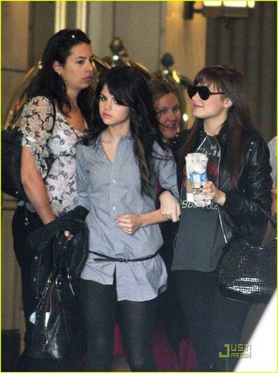 demilovato_net-arrivingintoronto-0001 - demi lovato