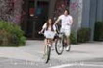 miley_cyrus_5256075 - miley cyrus pe bicicleta