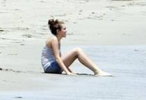 DOSLLIZBYCUQBYPXUJJ - Miley la plaja