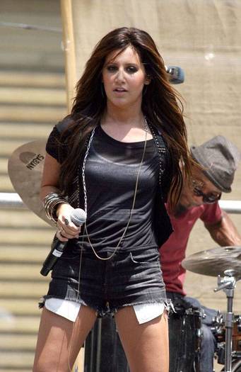 ashley-tisdale-concerto-gratuito-the-grove_12 - ASHLEY TISDALE POZE RARE