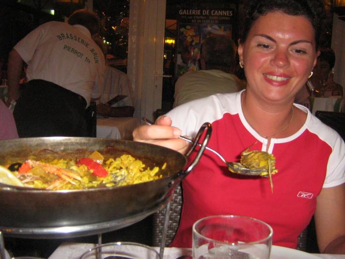 Cannes...; La restaurant, Ali cu o portie de paella
