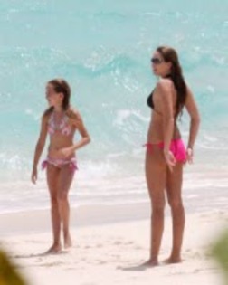 gallery_main-miley-cyrus-bikini-11 - poze miley 13