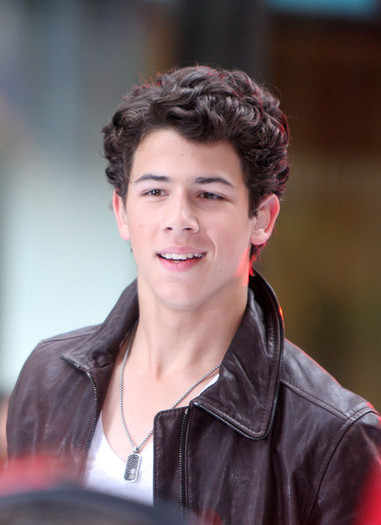 Nick JOnas perform (3)