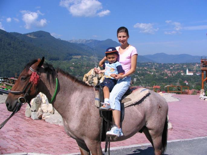 Mirela si Vladut calare pe Mircea