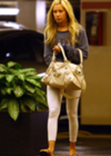 thumb_007 - ASHLEY TISDALE 2 OCTOMBRIE 2009