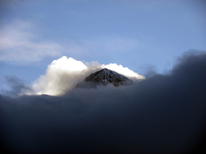 DSCN2326; rasaritul soarelui,poza fiind facuta de pe virful Kalapatar,5545 m altitudine
