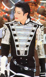 REERWMLKEJKCRLGEOII[1] - poze michael jackson